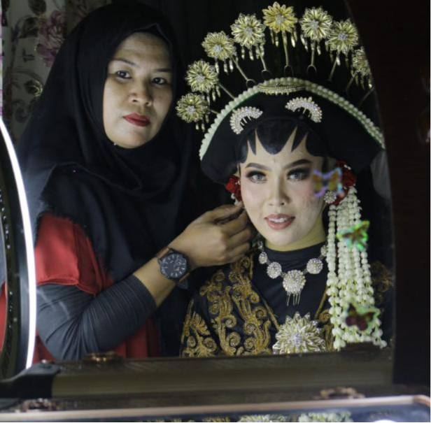 MUA Dewi Anca